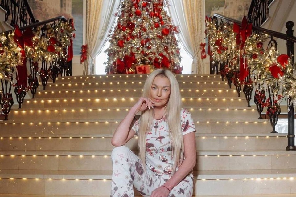    Анастасия Волочкова каждый год наряжает елку. Фото: соцсети Анастасии Волочковой