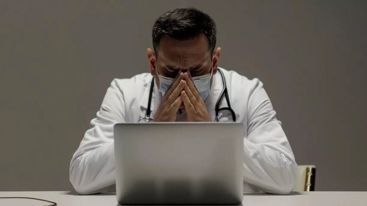 Врач будет обязан внести в медицинскую документацию все сведения о количестве и сроках больничных работника за полгода. Фото: изображение Midjourney