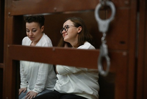    Драматург Светлана Петрийчук (справа) и режиссер Евгения Беркович