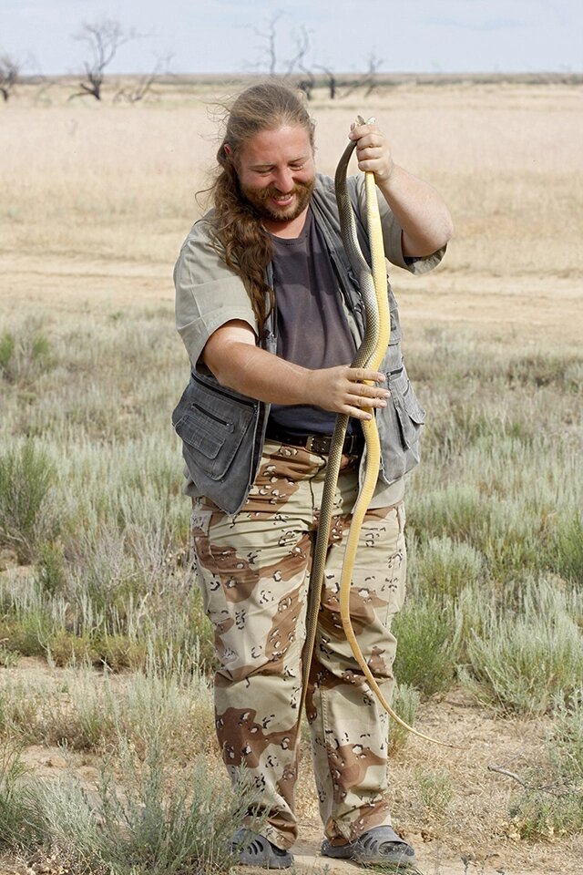    В руках у Александра Попова – сразу два полоза. Фото: предоставлено героем публикации.