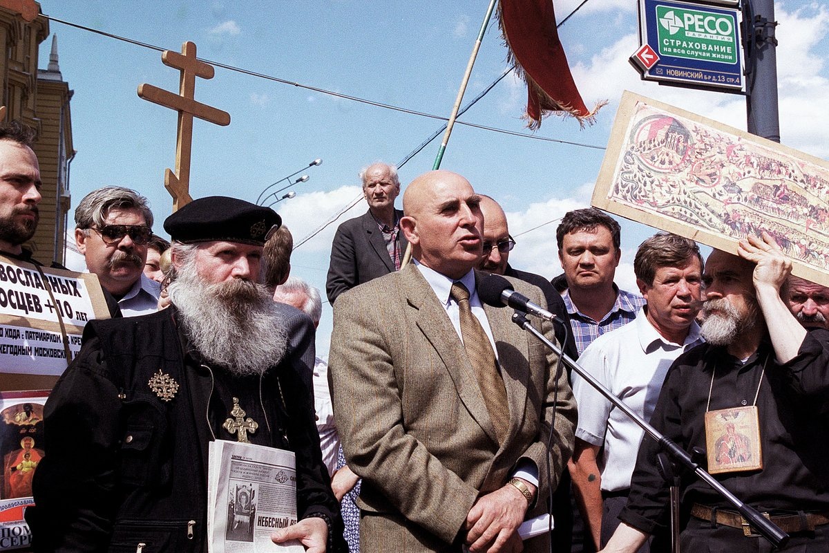 Василий Шандыбин и лидер «Трудовой России» Виктор Анпилов (третий справа) протестуют против визита в Москву президента США Билла Клинтона, 2000 год. Фото: Борис Кавашкин / ТАСС