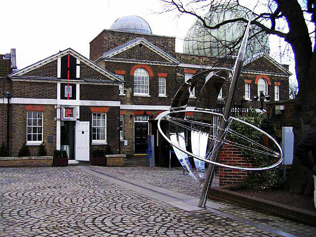 Прохождение  нулевого  меридиана  отмечено  красной  линией  на  фронтоне  здания  и  выложено  плитами  на  земле.