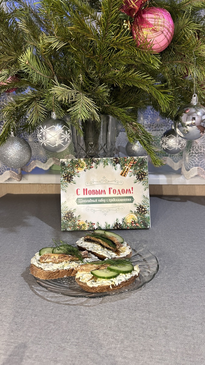 Бутерброды со шпротами, творожным сыром, яйцом и солеными огурцами