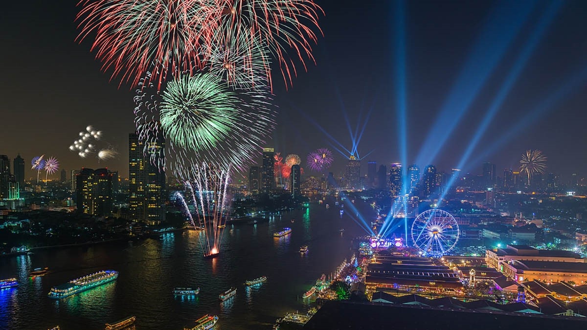 В этом году грандиозный фейерверк станет результатом сотрудничества тайских творческих коллективов и японских экспертов в области пиротехники.