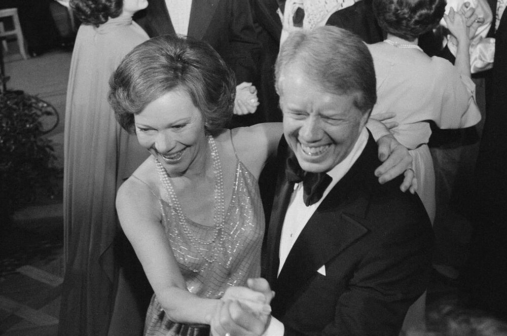    Президент США Джимми Картер и первая леди Розалин Картер танцуют на Конгрессменском балу в Белом доме в Вашингтоне. Фото: Reuters