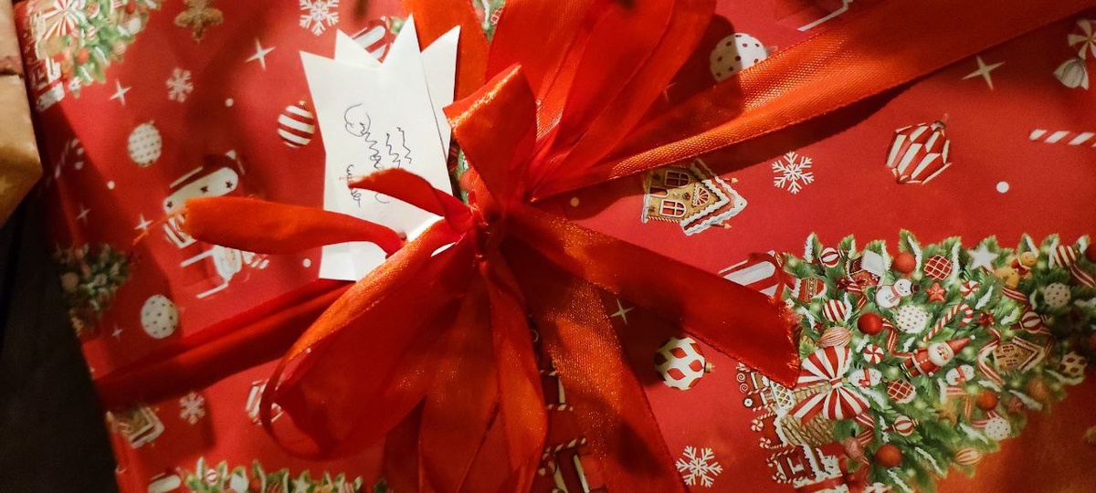 Внучка "подписала" бабушке подарок.