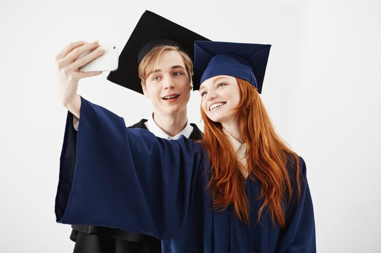 https://ru.freepik.com/free-photo/friends-graduates-college-caps-smiling-making-selfie_9028662.htm#fromView=search&page=1&position=9&uuid=4424e7d0-52f1-46dc-afd5-e9460a03459b