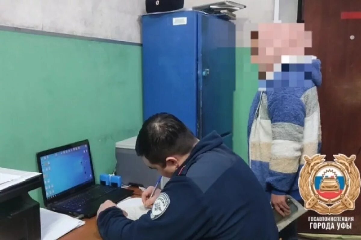    Уфимка оставила машину на трамвайных путях и парализовала движение