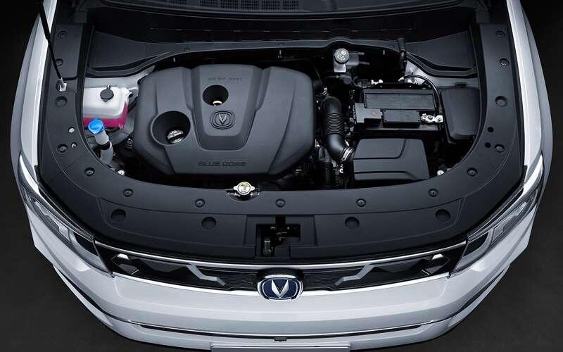    Заверяют, что под капотом удобный доступ почти ко всем узлам и агрегатам. Но умалчивают, что штатная защита картера не предусмотрена – есть только пластиковый козырек от грязи.