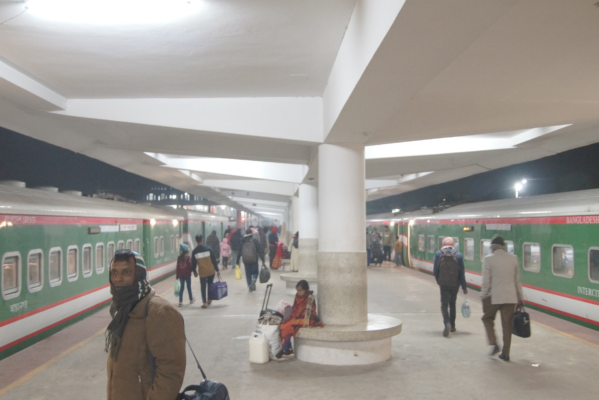 жд вокзал Ишварди (Листайте галерею)