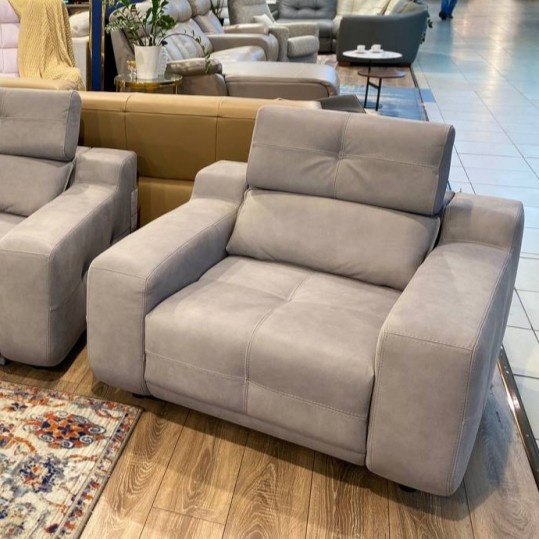 Кресло «ELVIS»: https://granistilia.ru/catalog/autlet/komplekt-elvis1/