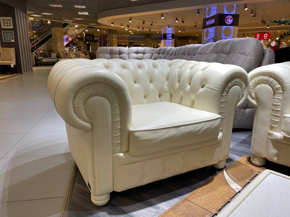 Кресло «CHESTER»: https://granistilia.ru/catalog/autlet/komplekt-kozhanoj-mebeli-chester/