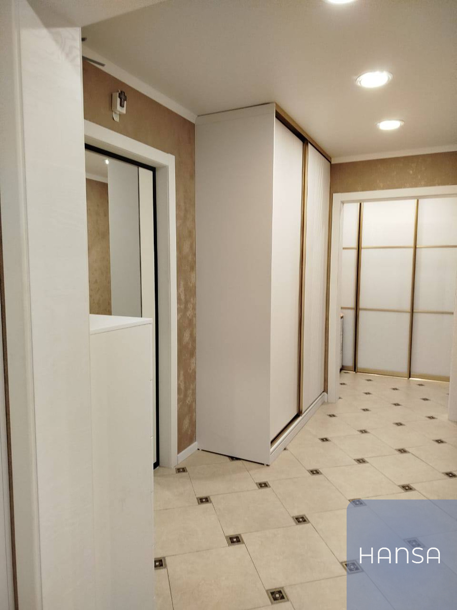 Шкаф-купе белого цвета с ящиками и полками в прихожую, изготовленный на заказ фирмой Ханса Мебель