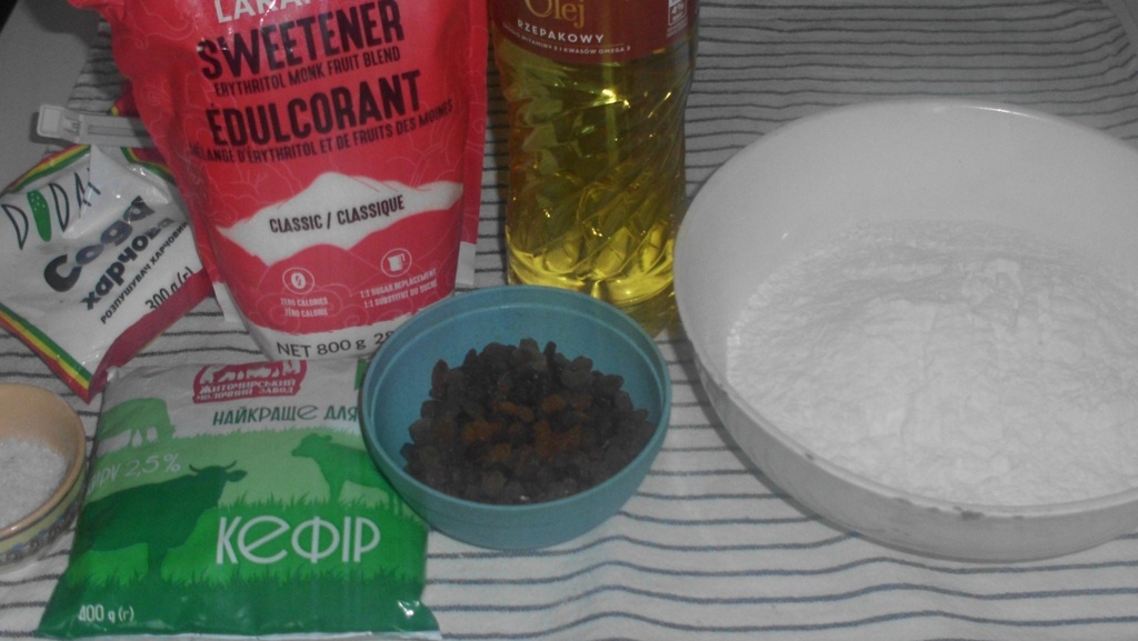 Фото продуктов для приготовления пирога с изюмом. Фото автора канала Житейская проза