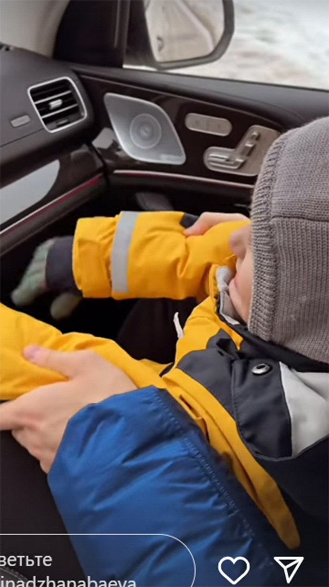 Сначала Альбина Джанабаева показала дочку Агату в салоне авто, вероятно, по пути в цирк. Фото: соцсети Альбины Джанабаевой