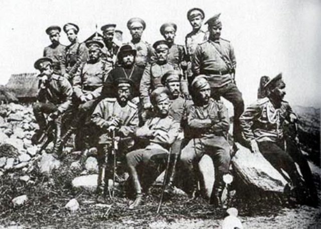 Полковой священник Алексий Русецкий с офицерами 8-го Сибирского казачьего полка. 1915 г. Открытые источники интернет.