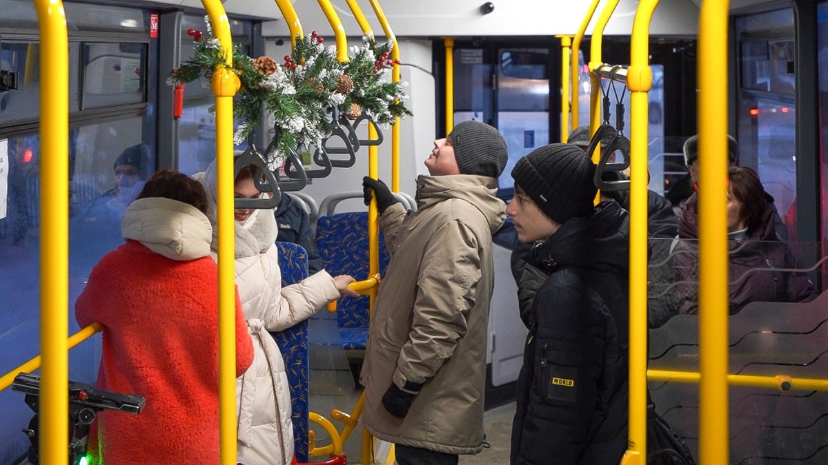    Автобусы Сургута украсили к Новому году