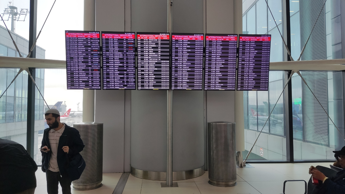 Табло вылета для трансфера.