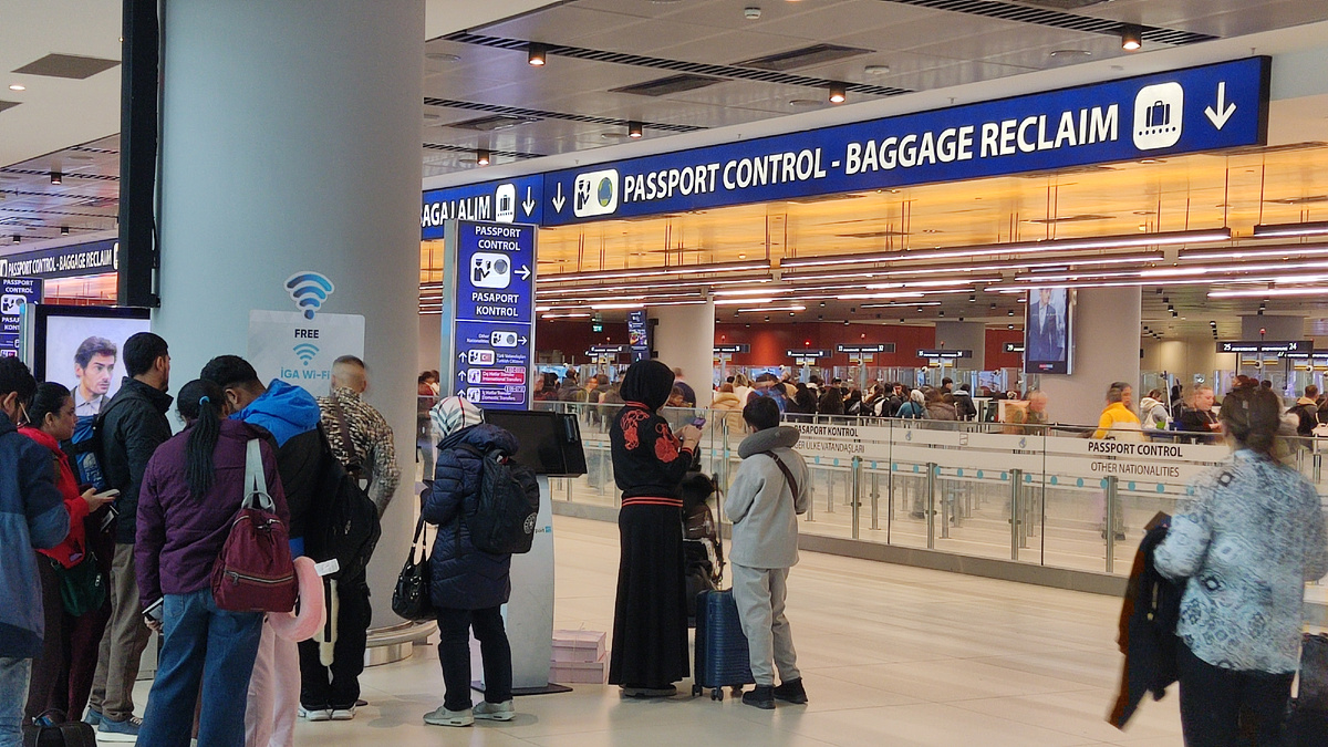 Паспортный контроль, на переднем плане терминал регистрации wi-fi.