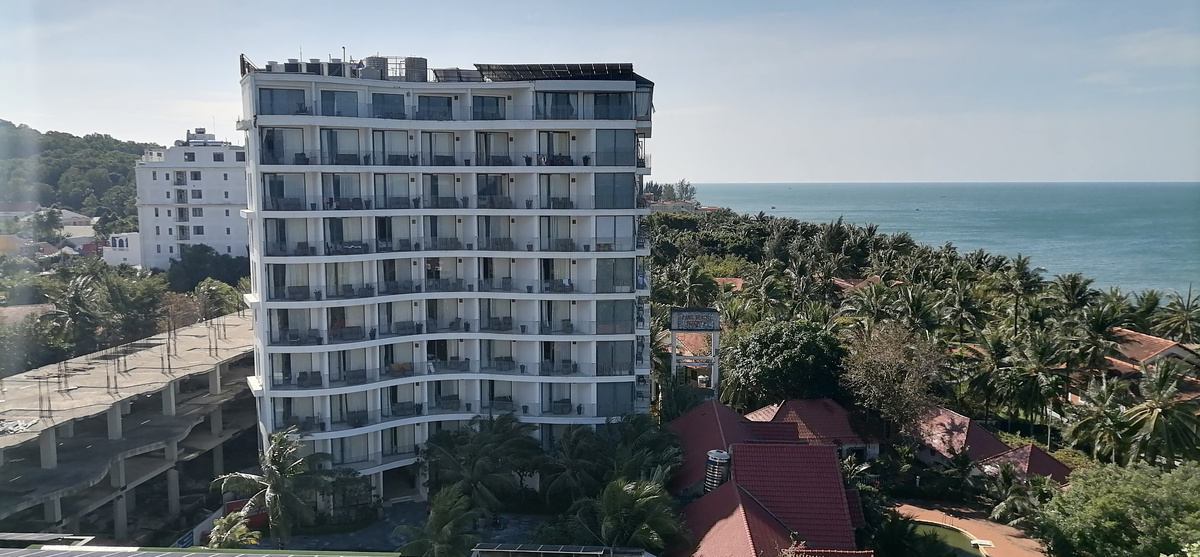 Вид на наш корпус с крыши второго корпуса. Листайте галерею