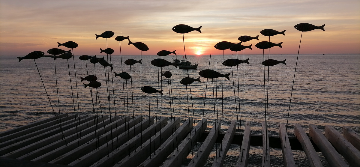 Закат с рыбками у "пляжного" бассейна