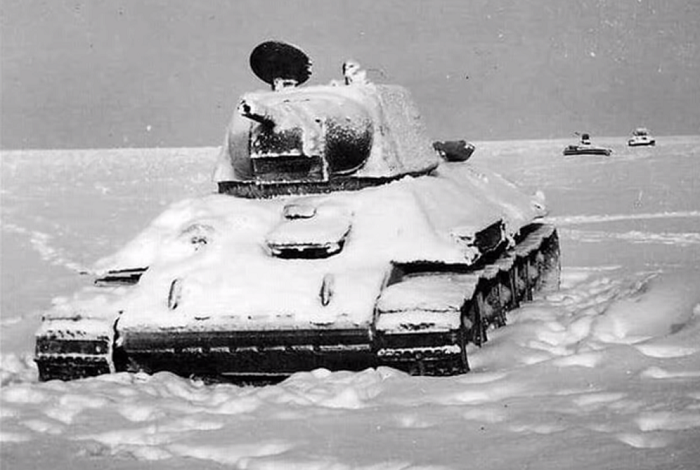 Танк Т-34 покрытый снегом