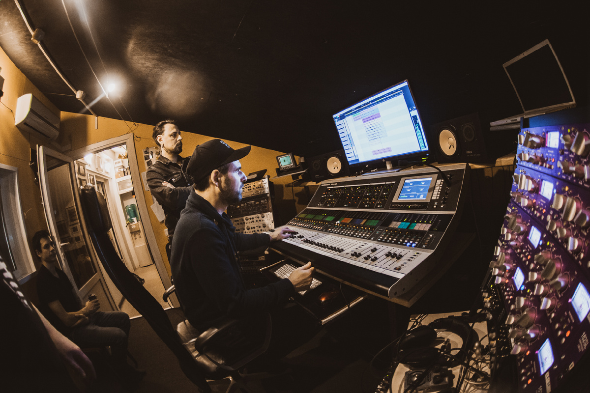 Петербургский звукорежиссер Эрнест Шеремет на записи своего проекта на студии «Интерзвук»