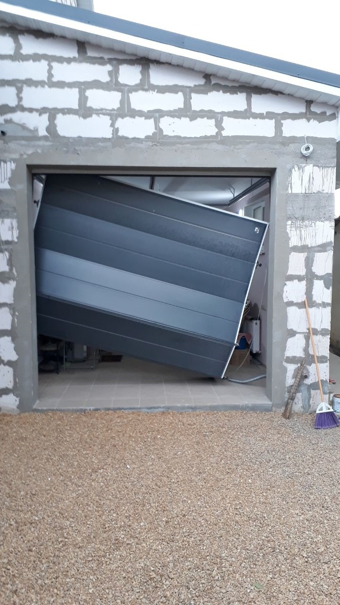 Секционные ворота выдуло ветром в Крыму. Само полотно (сендвич-панели) вырвало из направляющих.