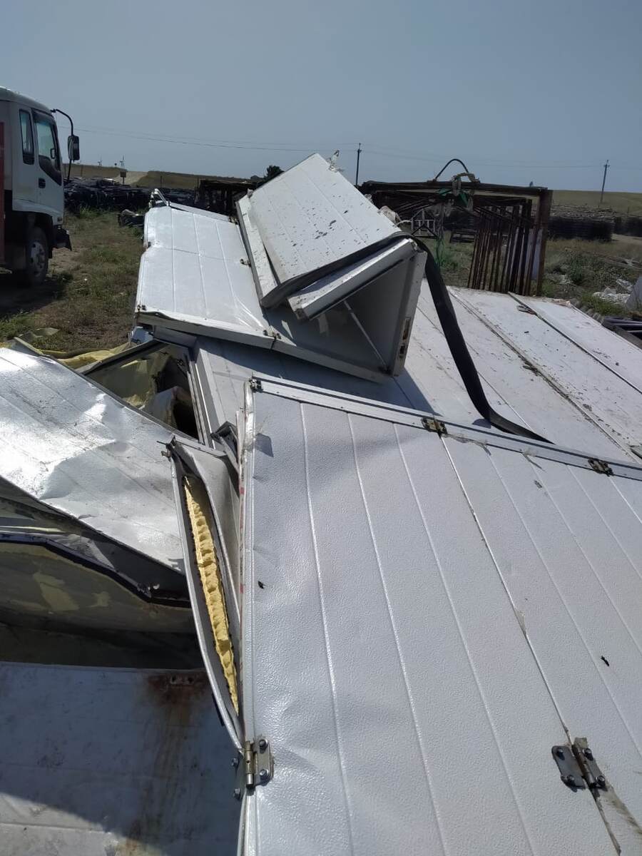 А это уже секционные ворота другого производителя, но в тот же ураган в том же регионе.