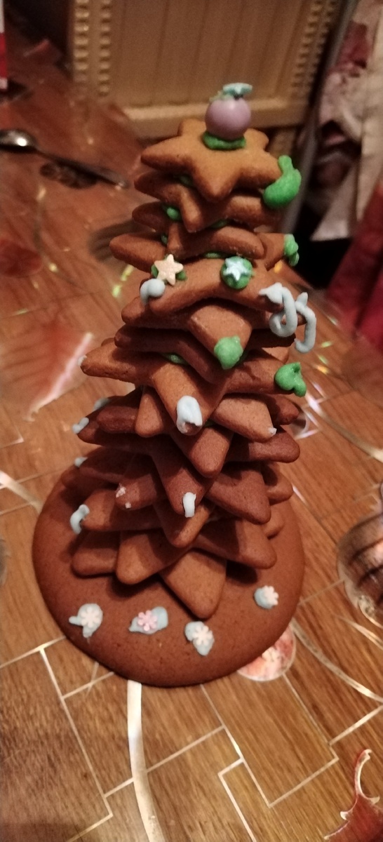 Сын сделал пряничную ёлку 