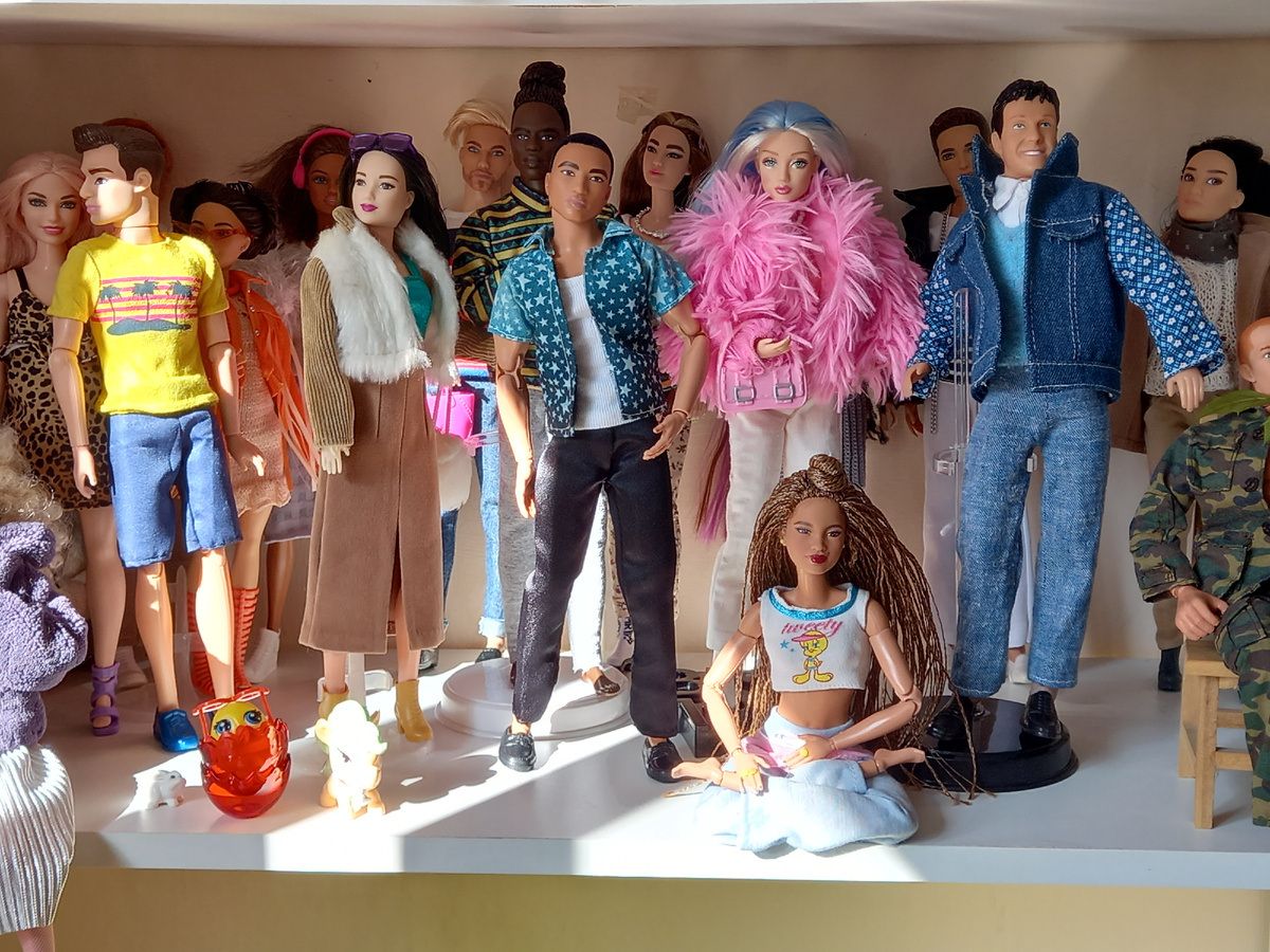 часть куклополки начала лета - кажется, что кукол в два раза меньше))