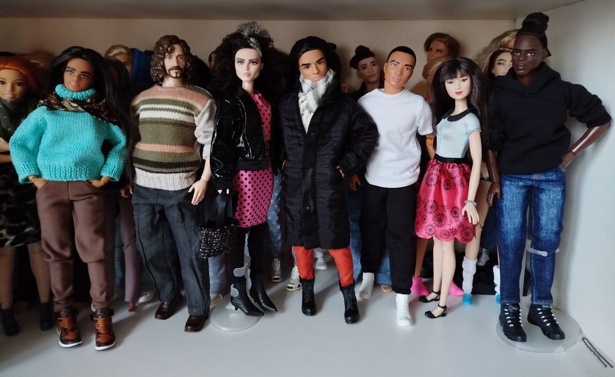 часть куклополки от 4 декабря. В первом ряду из "старичков" только двое)) 