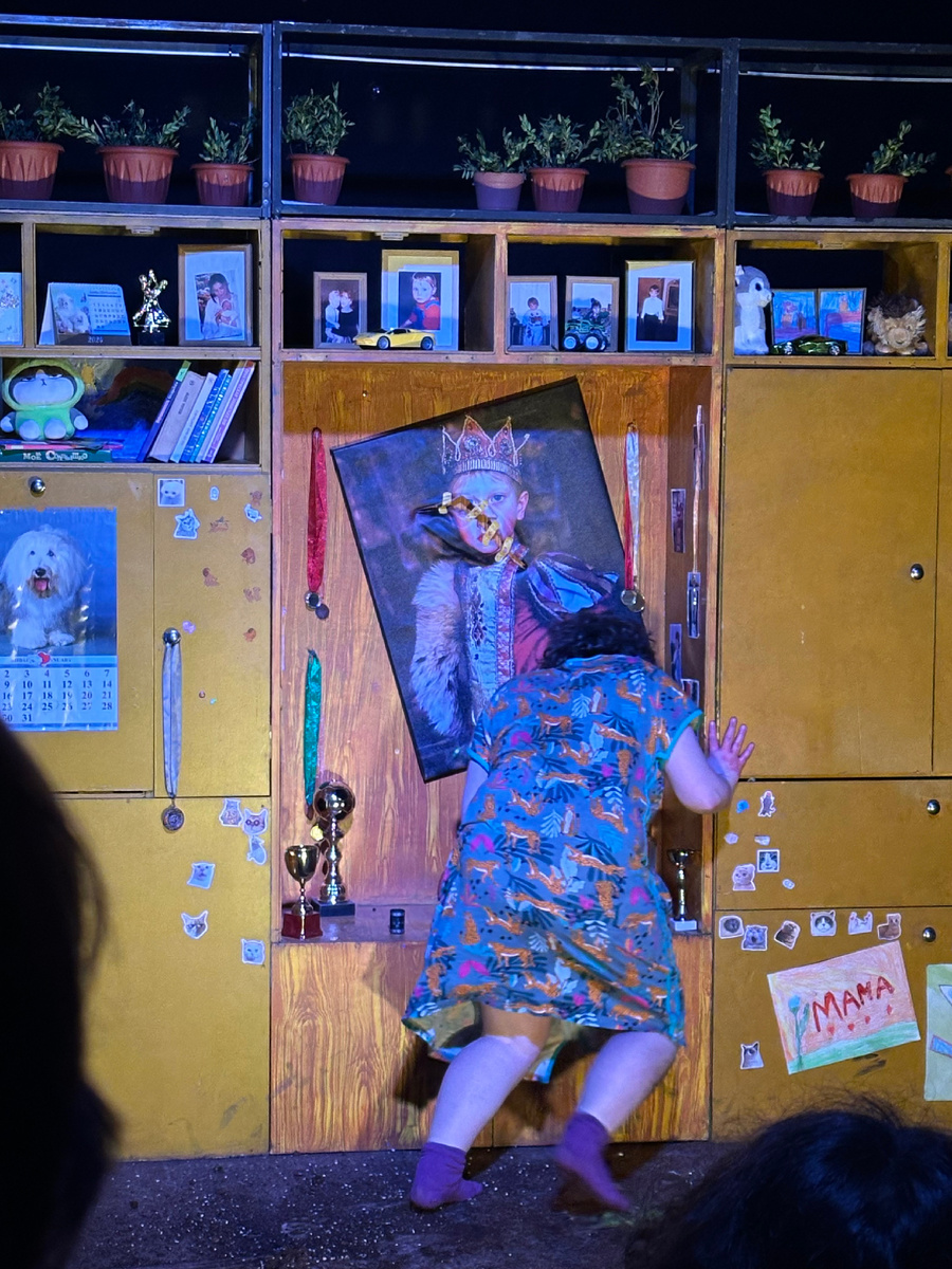 Сцена из спектакля. Фото автора. 