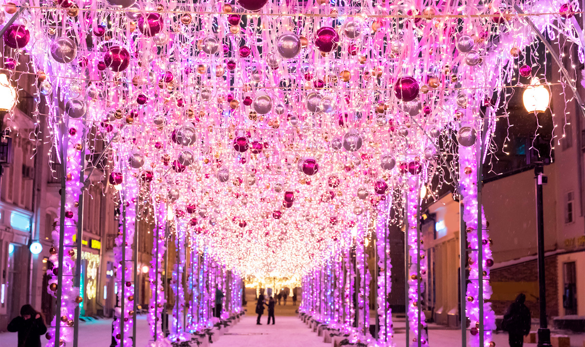 Как же приятно гулять по светящемуся в огоньках центру города, например, по обоим Арбатам!Фото: Mikhail Starodubov / Shutterstock.com