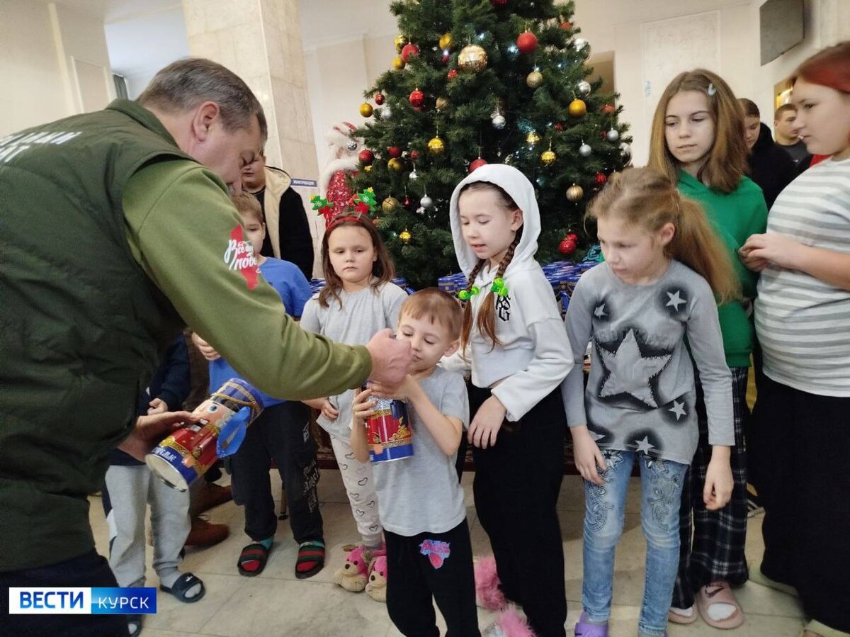    Подарки с Кремлевской елки передали юным постояльцам одного из курских ПВР