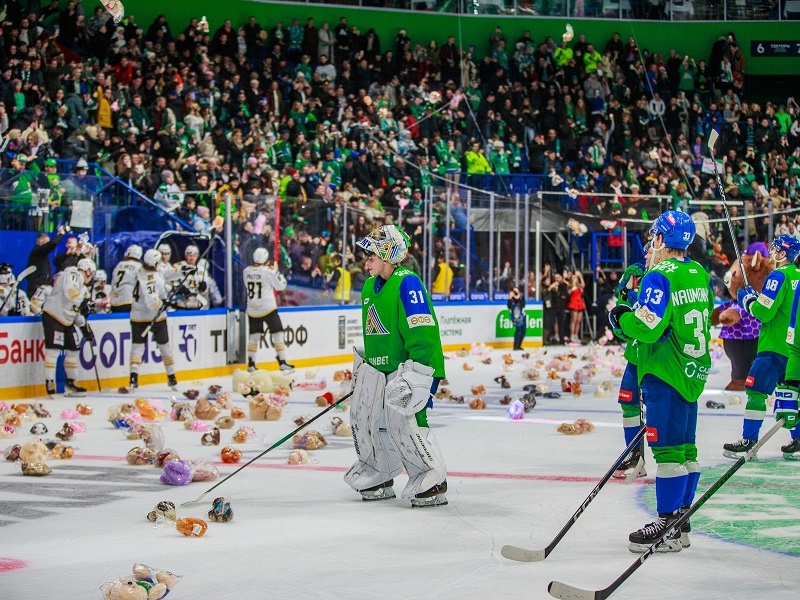 Новогодний мишкопад - фишка хоккейной Уфы!