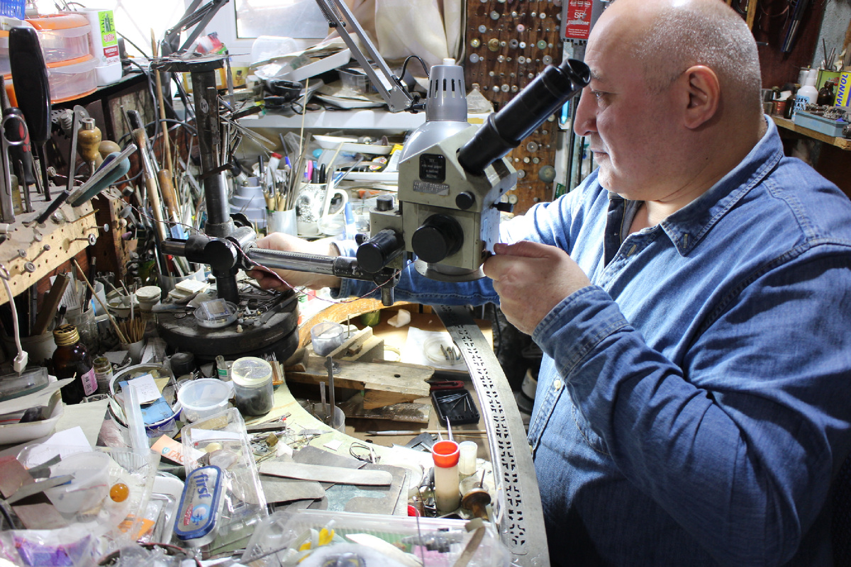 Оружейник Рашид Курданов в своей мастерской