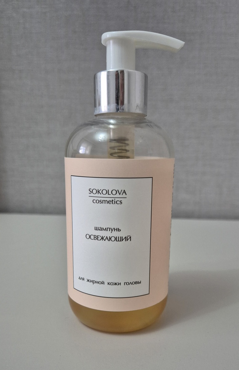 Состав;
вода, кокоамидопропил бетаин, лаурил глюкозид, натрия кокоил изетионат, гидроксиэтилмочевина, ниацинамид, глицерин, натрия сульфосукцинат, поликвартерниум-7, натрия хлорид, феноксиэтанол, гидролизованные протеины пшеницы, аллантоин, глицерет-90 изостеарат, пэг-30 касторовое масло, натрий РСА, пантенол, цинк РСА, молочная кислота, ментол, экстракт розмарина, экстракт крапивы, лаурет-2, этилгексилглицерин, ЭДТА, сера, косметическая отдушка