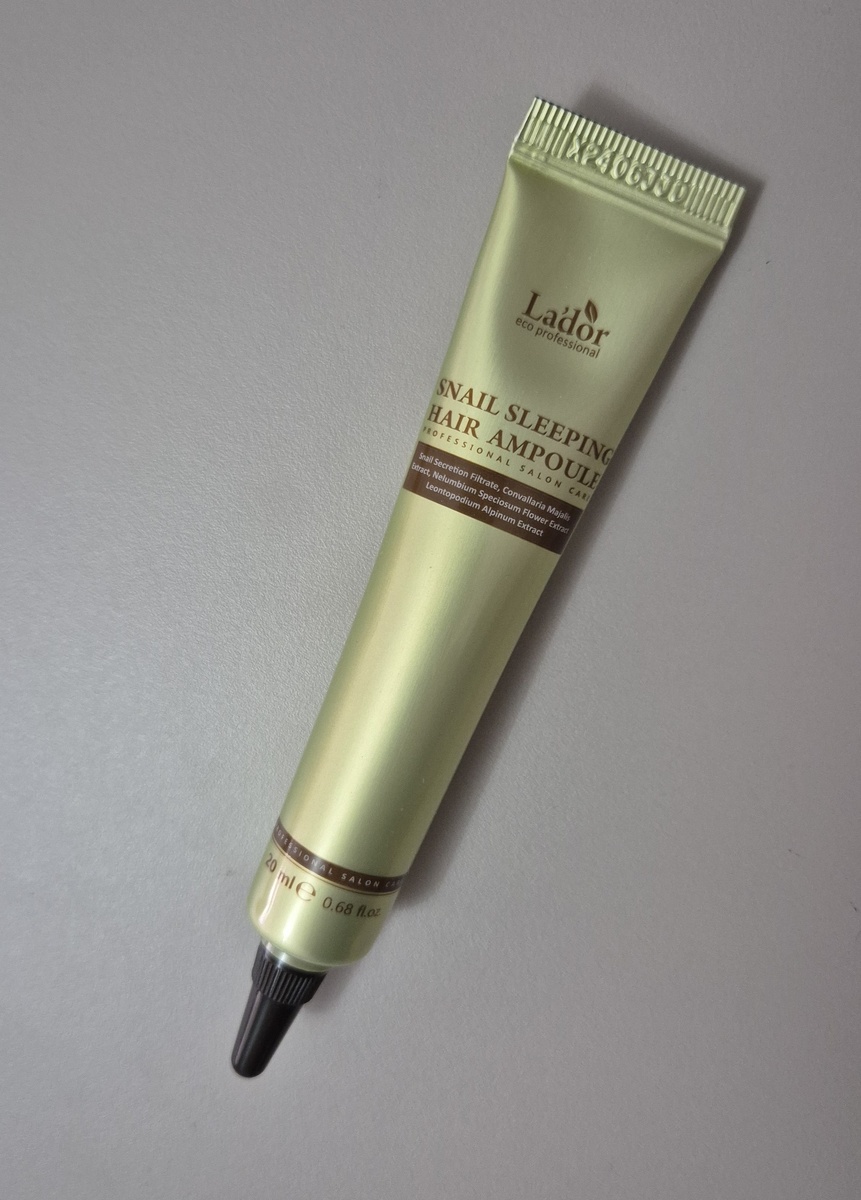 Water, Cyclopentasiloxane, Dimethicone, Propylene Glycol, Hydroxyethyl Acrylate/Sodium Acryloyldimethyl Taurate Copolymer, Hydrolyzed Collagen, Snail Secretion Filtrate(1000mg), Convallaria Majalis Extract, Nelumbium Speciosum Flower Extract, Lawsonia Inermis (Henna) Extract, Leontopodium Alpinum Extract, Jasminum Officinale (Jasmine) Extract, Lilium Tigrinum Extract, Polyacrylate-13, Polyisobutene, Polysorbate 20, PEG-14M, Hydroxyethylcellulose, Squalane, Polysorbate 60, Hydroxyacetophenone, Fragrance