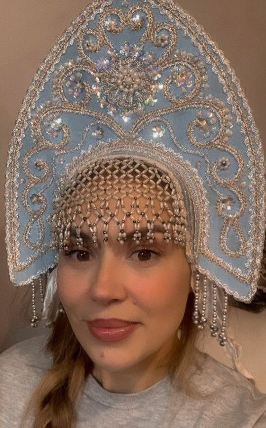 Из-за детского любопытства Наталье пришлось отказаться от париков на работе и отрастить свои волосы