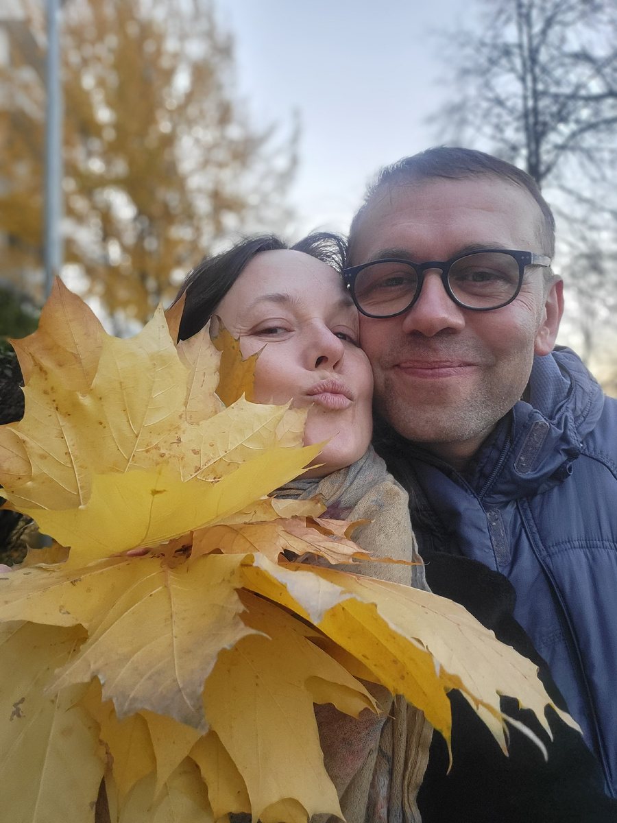 Наша осень и грустные глаза даже там, где мы хотим улыбаться.