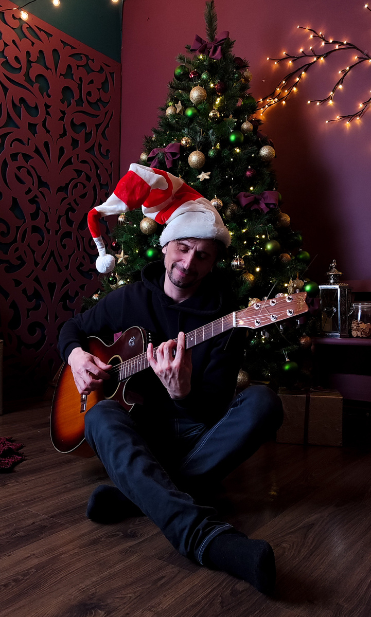 Новогодние декорации нашей любимой фотостудии и концертный эльф ☺🎄. Фото автора. 