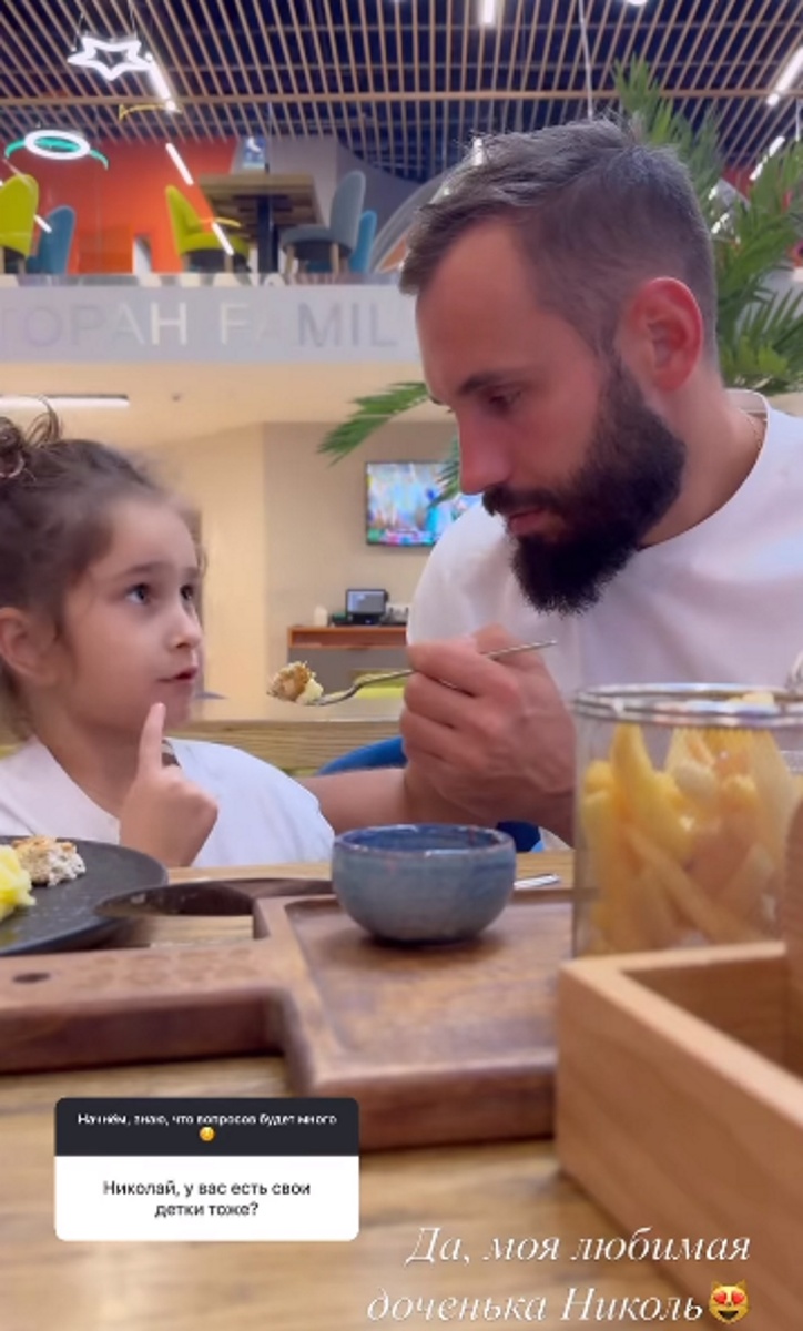 Николай Сердюков кормит дочку Николь. Фото: соцсети