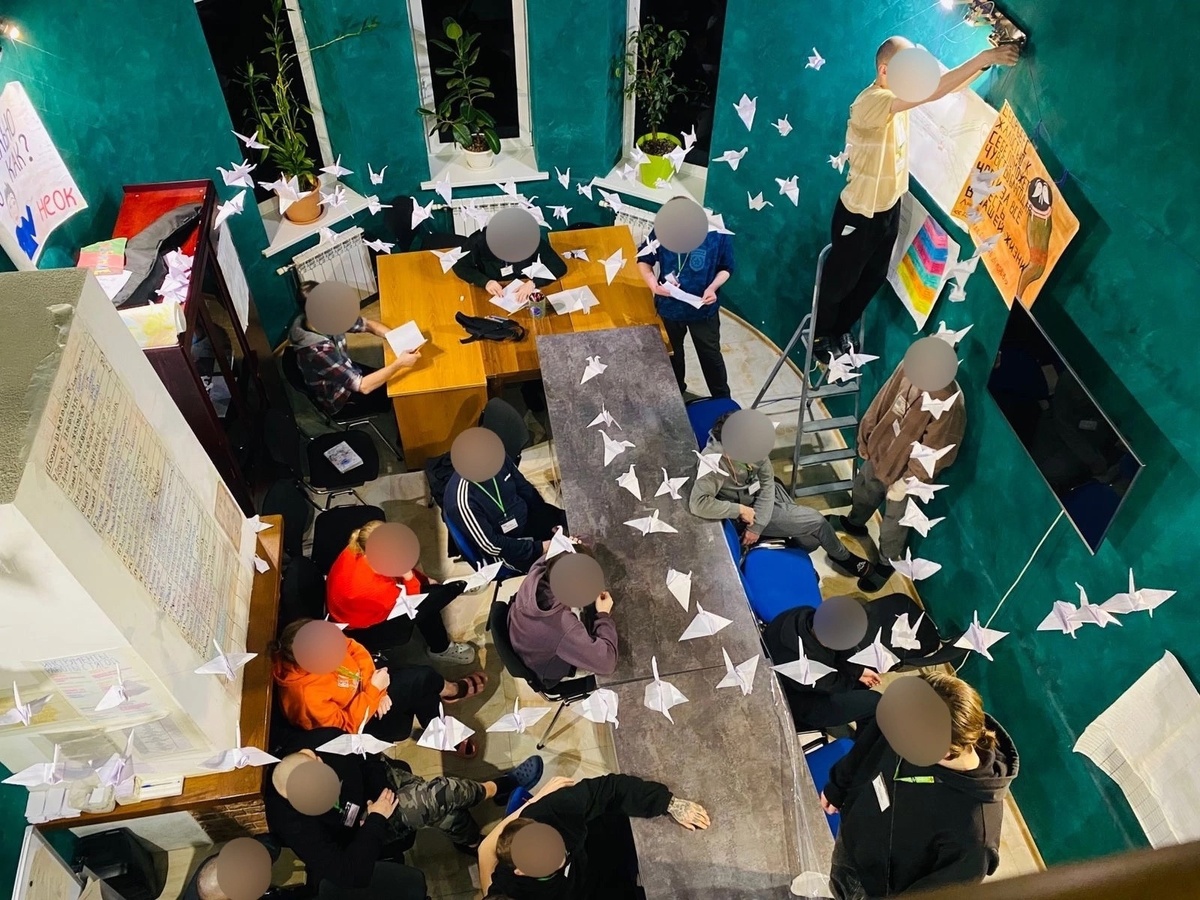 В реабилитационном центре «Верный шаг» в Санкт-Петербурге собрали с клиентами оригами журавликов - символ долголетия.