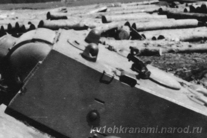 Танк КВ производства ЛКЗ выпуска марта 1941года. Скобка впереди бортового прибора наблюдения (снимок из коллекции автора)