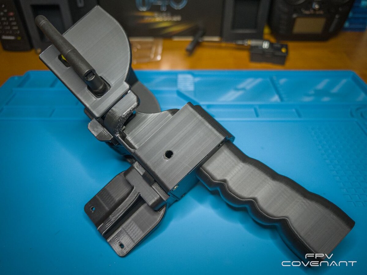 Первый вариант корпуса имел небольшой внутренний отсек и ошибку в крпелении антенны