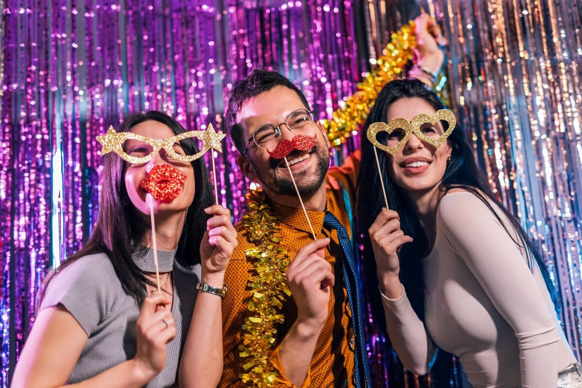 Эксперты советуют планировать не только список салатов на новогодний стол, но и конкурсы и спортивные активности. adriaticfoto / Copyright (c) 2024 adriaticfoto/Shutterstock