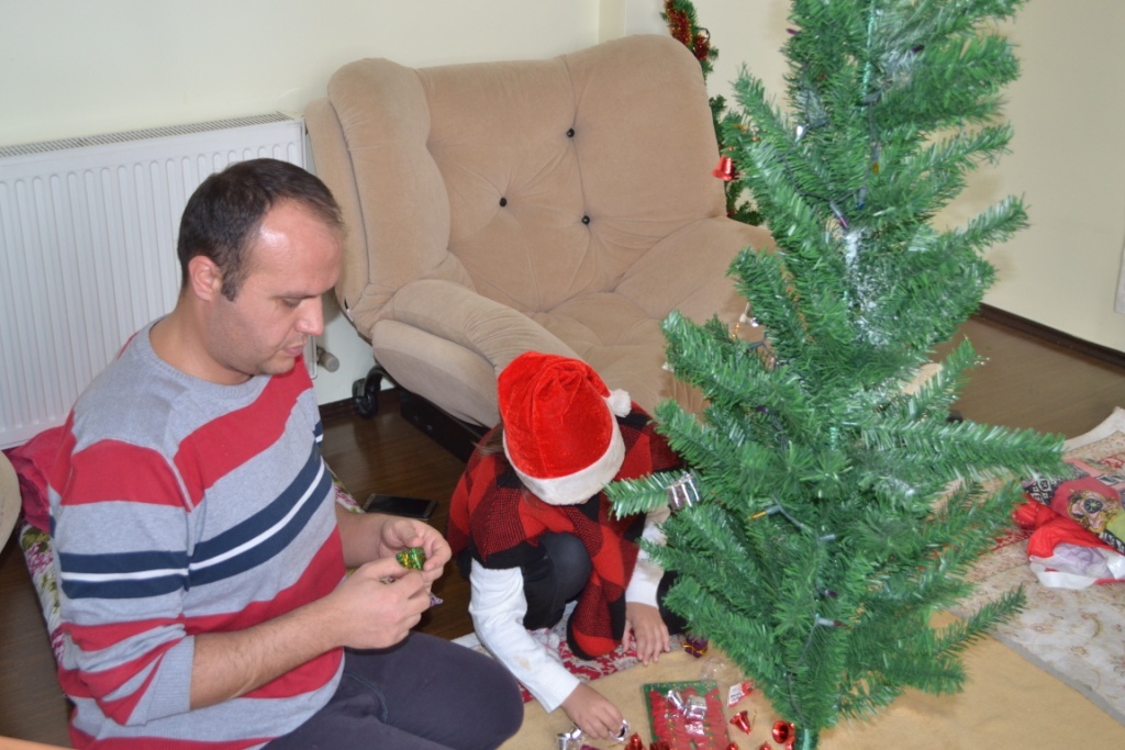 2017 год, в турецкой семье наряжают ёлочку