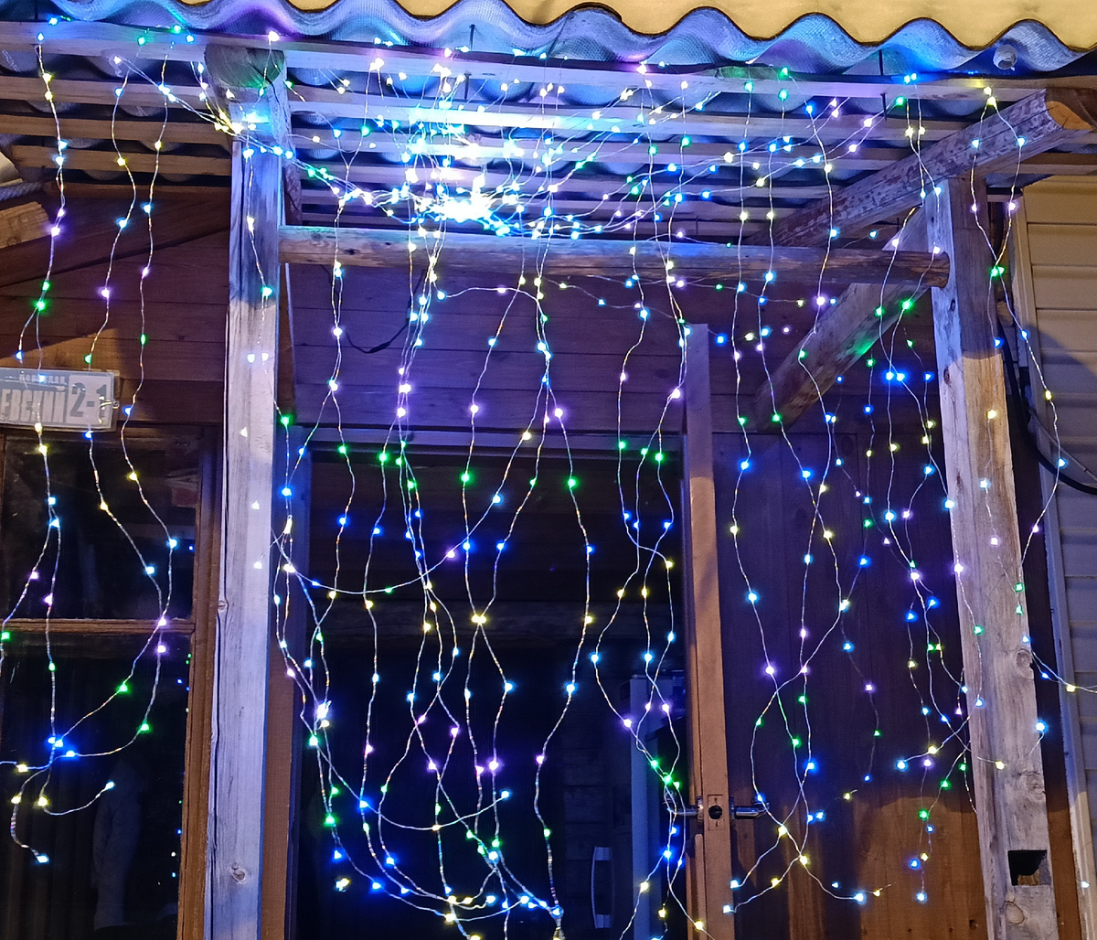 В реале красиво моргает.