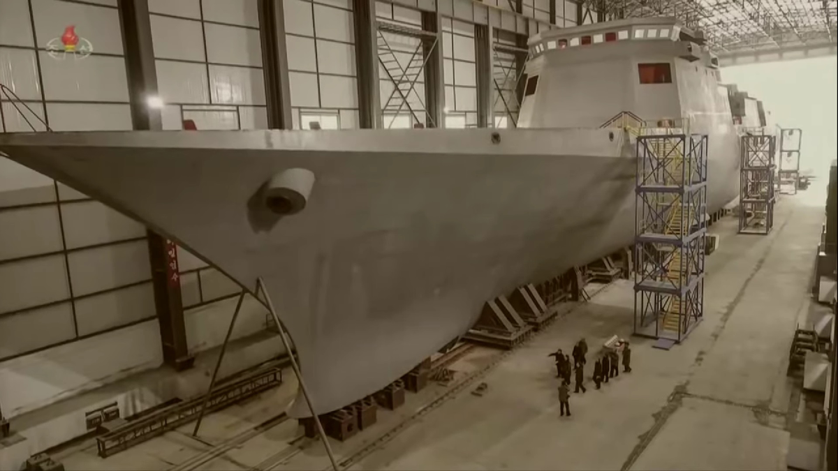 Внешний вид нового фрегата. Фото: телевидение КНДР